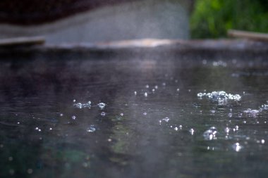 Doğal kaplıcaların seçici odak su yüzeyi dokusu