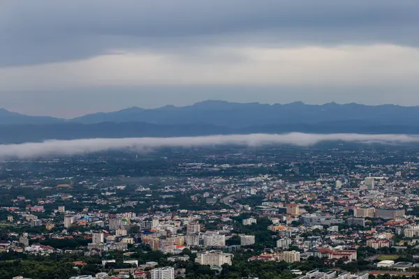 Şehrin yüksek açılı manzarası ve içinden sis geçiyor. Chiang Mai, Tayland 'da birçok bina var.