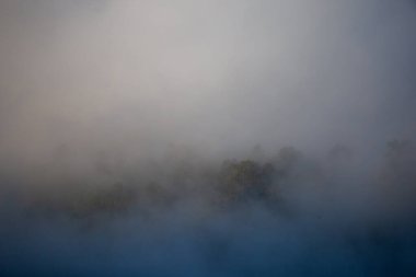 Yüksek açılı manzara dağları sisi. Metin için yer var..