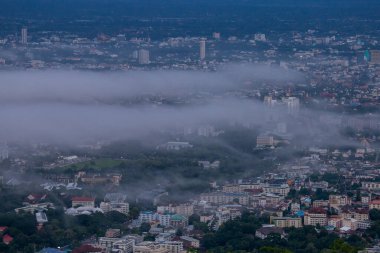 Şehrin yüksek açılı manzarası ve içinden sis geçiyor. Chiang Mai, Tayland 'da birçok bina var.