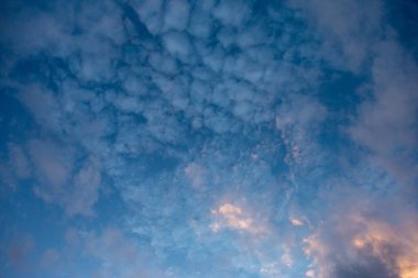 Göze hitap eden beyaz bulutlu parlak gökyüzü dokusu.