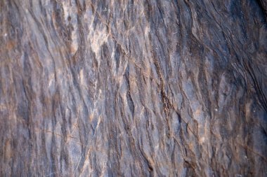 Arka planda çok güzel granit bir doku var..