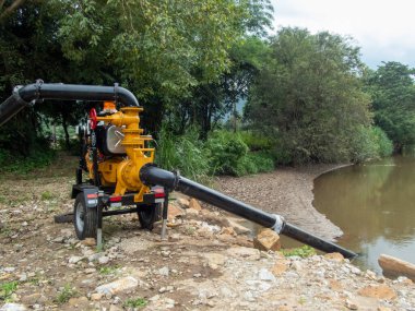 Sel kontrolü ve sulama için iki tekerlekli seyyar dizel motorlu su pompası.