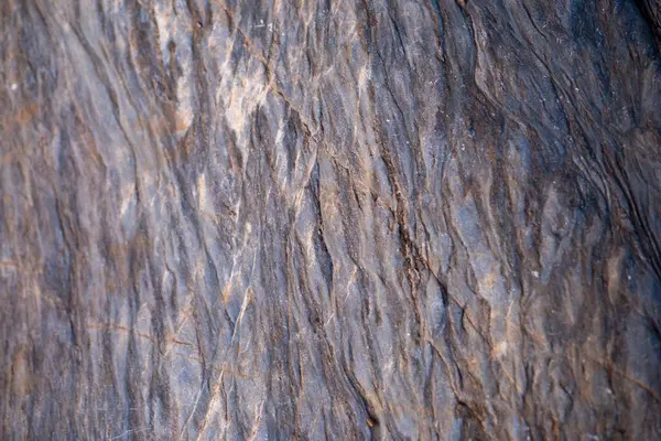 Arka planda çok güzel granit bir doku var..