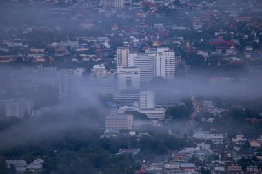 Şehrin yüksek açılı manzarası ve içinden sis geçiyor. Chiang Mai, Tayland 'da birçok bina var.