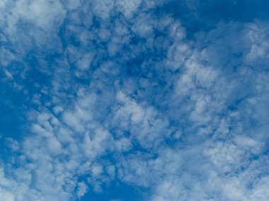 Göze hitap eden beyaz bulutlu parlak gökyüzü dokusu.