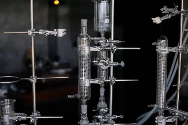 Soxhlet Extractor laboratuarında seçici odaklı cam. Percolator-buhar ve reflü, ısıtma elementinde damıtma şişesi. Organik kimya sınıfları. Eczane çıkarımı.