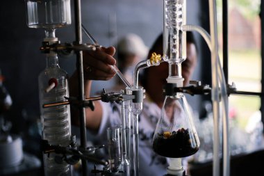 Laboratuvarda seçici bir odak noktası var. Kokuyu otlardan alıyor ve aromayı alıyor. Soxhlet Çekici. Isıtma elementi. Organik kimya dersleri. Eczane çıkarma.