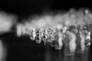 Seçici odaklanma, paslanmaz çelik yüzeyde berrak cam top, güzel görünüyor..