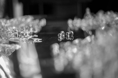 Seçici odaklanma, paslanmaz çelik yüzeyde berrak cam top, güzel görünüyor..