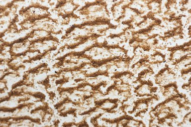 Yazın beyaz bir arabanın ıslak kum ve toz koşullarına yakın çekim..