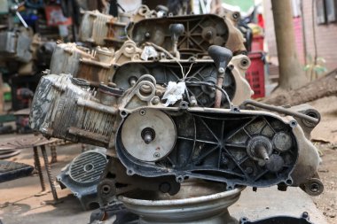 ATV motoru, iş yerindeki motor tamir merkezinde tamir edilmek üzere sökülüyor. ATV motor parçaları, üç vitesli otomatik sistem.