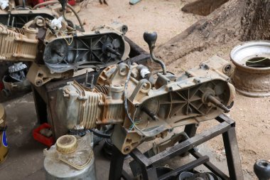 ATV motoru, iş yerindeki motor tamir merkezinde tamir edilmek üzere sökülüyor. ATV motor parçaları, üç vitesli otomatik sistem.