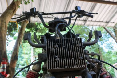 Tayland 'da ATV yedek parça dükkanında ATV Ön Motor Yağ Soğutucusu