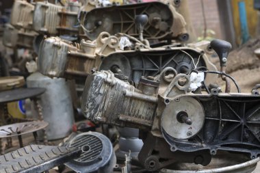 ATV motoru, iş yerindeki motor tamir merkezinde tamir edilmek üzere sökülüyor. ATV motor parçaları, üç vitesli otomatik sistem.