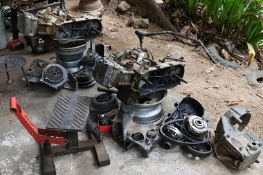 ATV motoru, iş yerindeki motor tamir merkezinde tamir edilmek üzere sökülüyor. ATV motor parçaları, üç vitesli otomatik sistem.