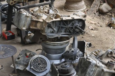 ATV motoru, iş yerindeki motor tamir merkezinde tamir edilmek üzere sökülüyor. ATV motor parçaları, üç vitesli otomatik sistem.