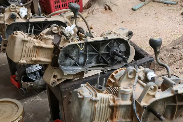 ATV motoru, iş yerindeki motor tamir merkezinde tamir edilmek üzere sökülüyor. ATV motor parçaları, üç vitesli otomatik sistem.