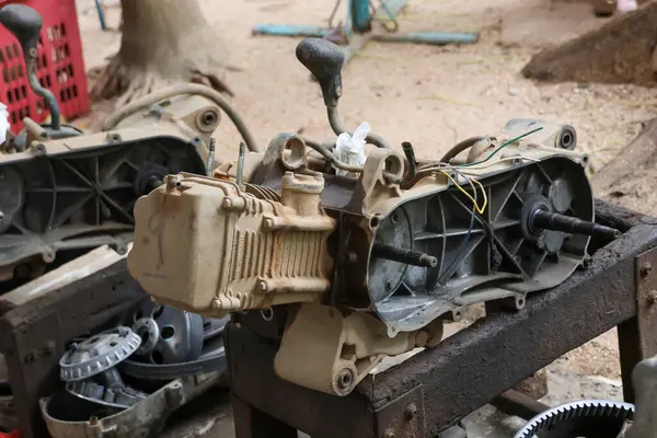 ATV motoru, iş yerindeki motor tamir merkezinde tamir edilmek üzere sökülüyor. ATV motor parçaları, üç vitesli otomatik sistem.