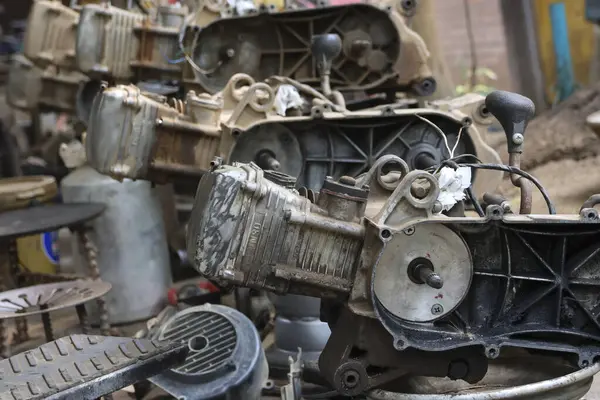 ATV motoru, iş yerindeki motor tamir merkezinde tamir edilmek üzere sökülüyor. ATV motor parçaları, üç vitesli otomatik sistem.