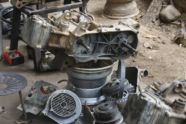 ATV motoru, iş yerindeki motor tamir merkezinde tamir edilmek üzere sökülüyor. ATV motor parçaları, üç vitesli otomatik sistem.