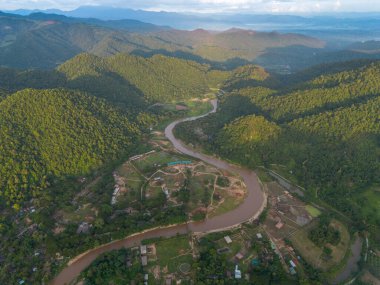 Yeşil dağ bölgesinin yüksek açılı görüntüsü ve Tayland 'ın Chiang Mai kentindeki bir kuzey topluluğunda tarım izleri. Güzel dağ ve gökyüzü.