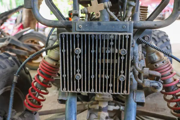 Tayland 'da ATV yedek parça dükkanında ATV Ön Motor Yağ Soğutucusu