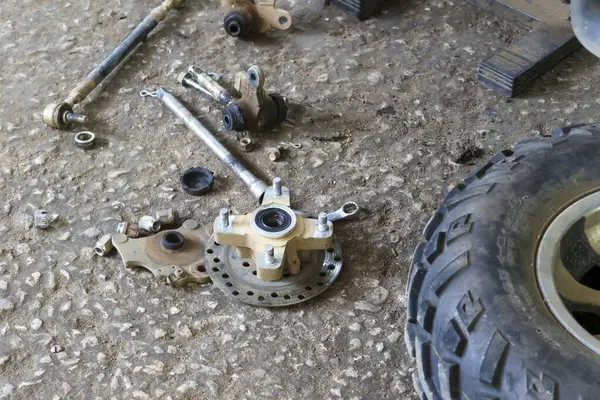 ATV 'nin fren diski tamir için söküldü. Otomobil tamirhanesinde yedek parça.