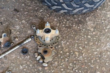 ATV 'nin fren diski tamir için söküldü. Otomobil tamirhanesinde yedek parça.