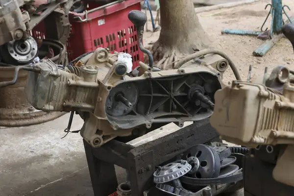 ATV motoru, iş yerindeki motor tamir merkezinde tamir edilmek üzere sökülüyor. ATV motor parçaları, üç vitesli otomatik sistem.