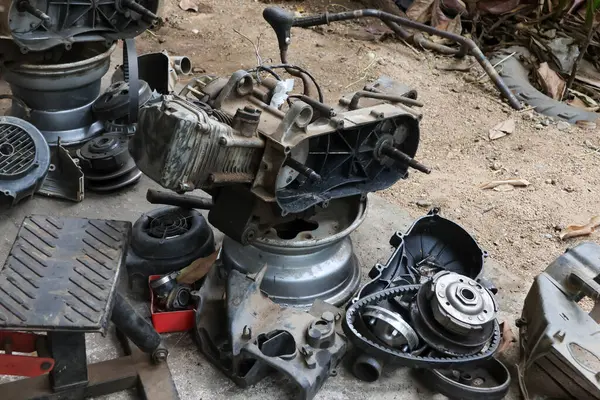 ATV motoru, iş yerindeki motor tamir merkezinde tamir edilmek üzere sökülüyor. ATV motor parçaları, üç vitesli otomatik sistem.