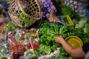 Kırsal bir pazarda yeşil sebze, acı biber ve limon. Tarımın bol olduğu bir ülkede, sabah pazarında çeşitli sebzeler