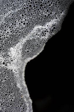 Siyah sudaki beyaz kabarcık dokusu. Güzel siyah ve beyaz arkaplan deseni.