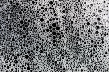 Siyah sudaki beyaz kabarcık dokusu. Güzel siyah ve beyaz arkaplan deseni.