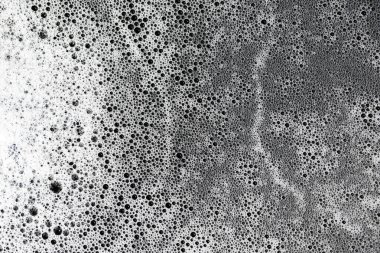 Siyah sudaki beyaz kabarcık dokusu. Güzel siyah ve beyaz arkaplan deseni.