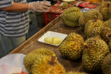 Tayland 'daki Chiang Mai Market' te bir sürü Monthong duristi var. Meyve sahiplerinin Tayland meyveleri, Çinli turistler arasında en sevilen gece pazarında satılır..