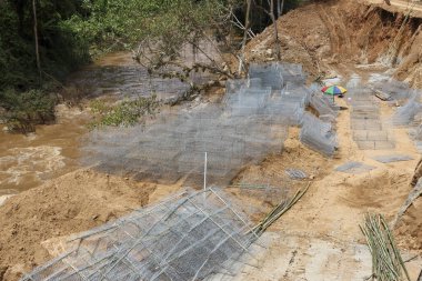Engebeli şantiye inşaatı üzerine, korunmasız dünya üzerinde takviye ağları kuruldu.