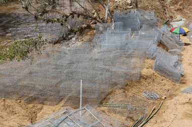 Kapsamlı açık hava şantiyesi tel örgüyle hazırlanıyor.