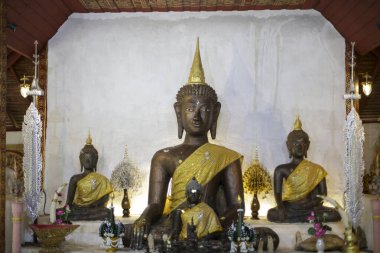 Kutsal Budist tapınağında altın kuşaklı heykel