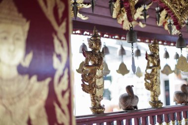 Altın süslemeler ve karmaşık oymalar geleneksel Tayland tapınağını süslüyor. Kültürel mimari, güzel heykeller, sanatsal ayrıntılar ve barışçıl saygıyı çağrıştıran altın süsler sergiliyor.