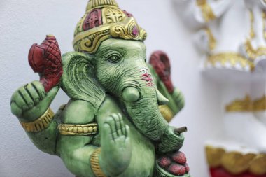 Serene yeşil Ganesha heykeli, Hindu fil tanrısı, bilgeliği, refahı ve iyi talihi simgeliyor. Karmaşık işçilik derin kültürel mirası ve ruhani bağlılığı yansıtır, sükuneti getirir.