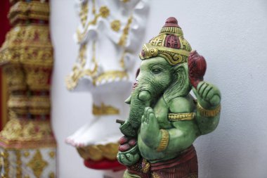 Ganesha heykeli, saygı duyulan Hindu tanrısı, bilgeliğin ve refahın sembolü. Yeşil fil tanrısı idolü, ruhani sanat bağlılığı ve barışı yansıtıyor. Karmaşık bir zanaat, kutsal inancı somutlaştıran bir nesne.