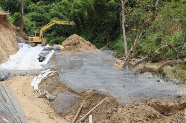 Kazıcı ormanda yeni bir yol üzerinde çalışıyor.