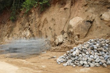 Heyelan erozyon kontrolü için kaya ve tel örgülü istikrarsız toprak yol