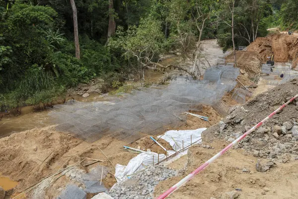 Çakıl güçlü akar, toprak bozulur ve çoraktır.