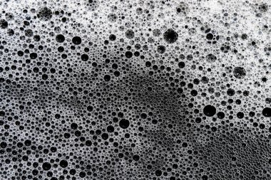 Beyaz köpük baloncukları büyüleyici bir doku ve soyut desen içeriyor. Taze, saf sıvı yüzey projeleri. Temizlik ve dingin sükunet hissi. Hassas, yuvarlak kürelerle.