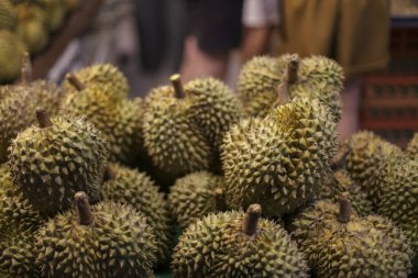 Bol miktarda egzotik Durian meyvesi canlı bir market tezgahı sergiliyordu. Dikenli yeşil kahverengi dış yüzeyi kremalı ve aromalı. Tropikal lezzet güçlü bir aroma ve eşsiz bir mutfak deneyimi sunar.