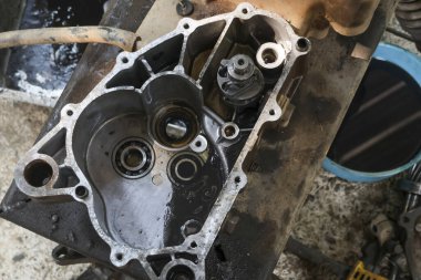 Mekanik kısmı iç dişli ve rulman motor makineleri otomotiv bileşeni metal atölye onarım teknolojisi mühendislik mühendisliği endüstriyel hassasiyet grunge kirli grunge ayrıntılı yağ