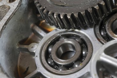 Mekanik yön ve dişlilere yakın, hassas mühendislik ve endüstriyel bileşenleri gösteriyor. Karmaşık detaylar, sağlam makineler ve hareket eden parçaların düzgün ve güçlü işleyişini çağrıştırır.