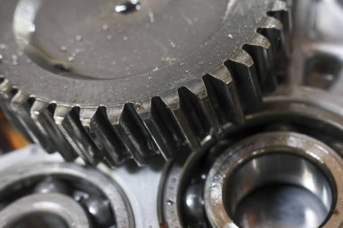 Metalik dişli ve bilyelerin kapatılması, karmaşık mühendislik ve mekanik hassasiyet sergilenmesi, endüstriyel gücün ve pürüzsüz işleyişin uyandırılması